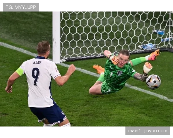 英格兰斯通斯格伊主力中卫搭档 内收组织与身体对抗形成互补效应